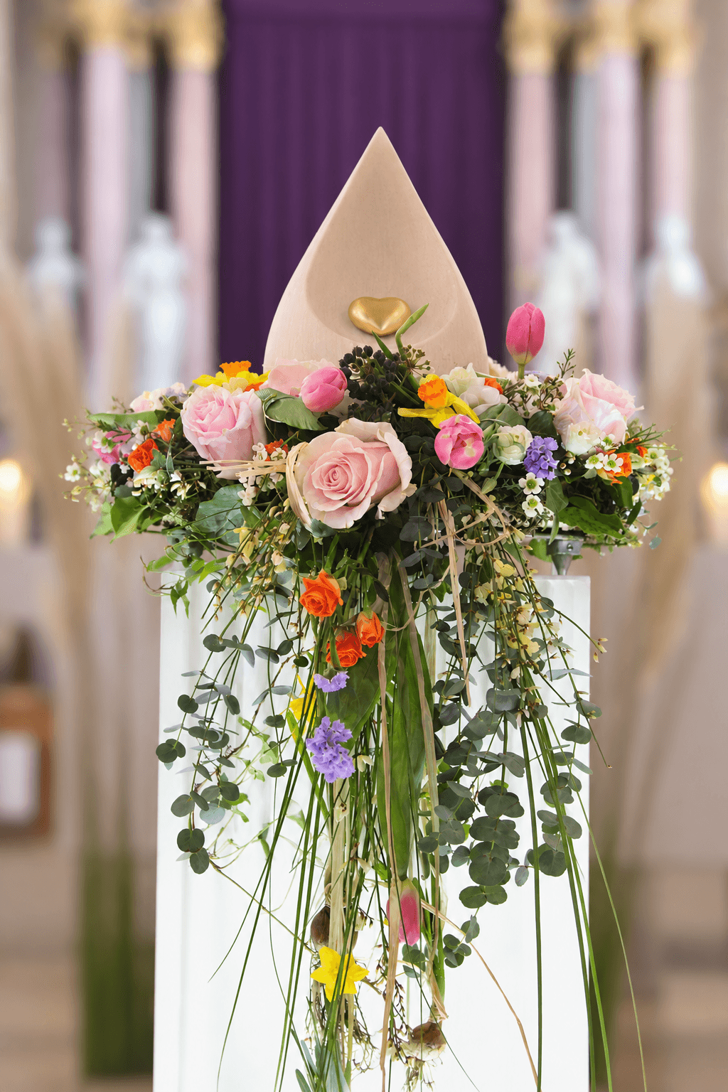 Urne mit Blumenschmuck in Kirche