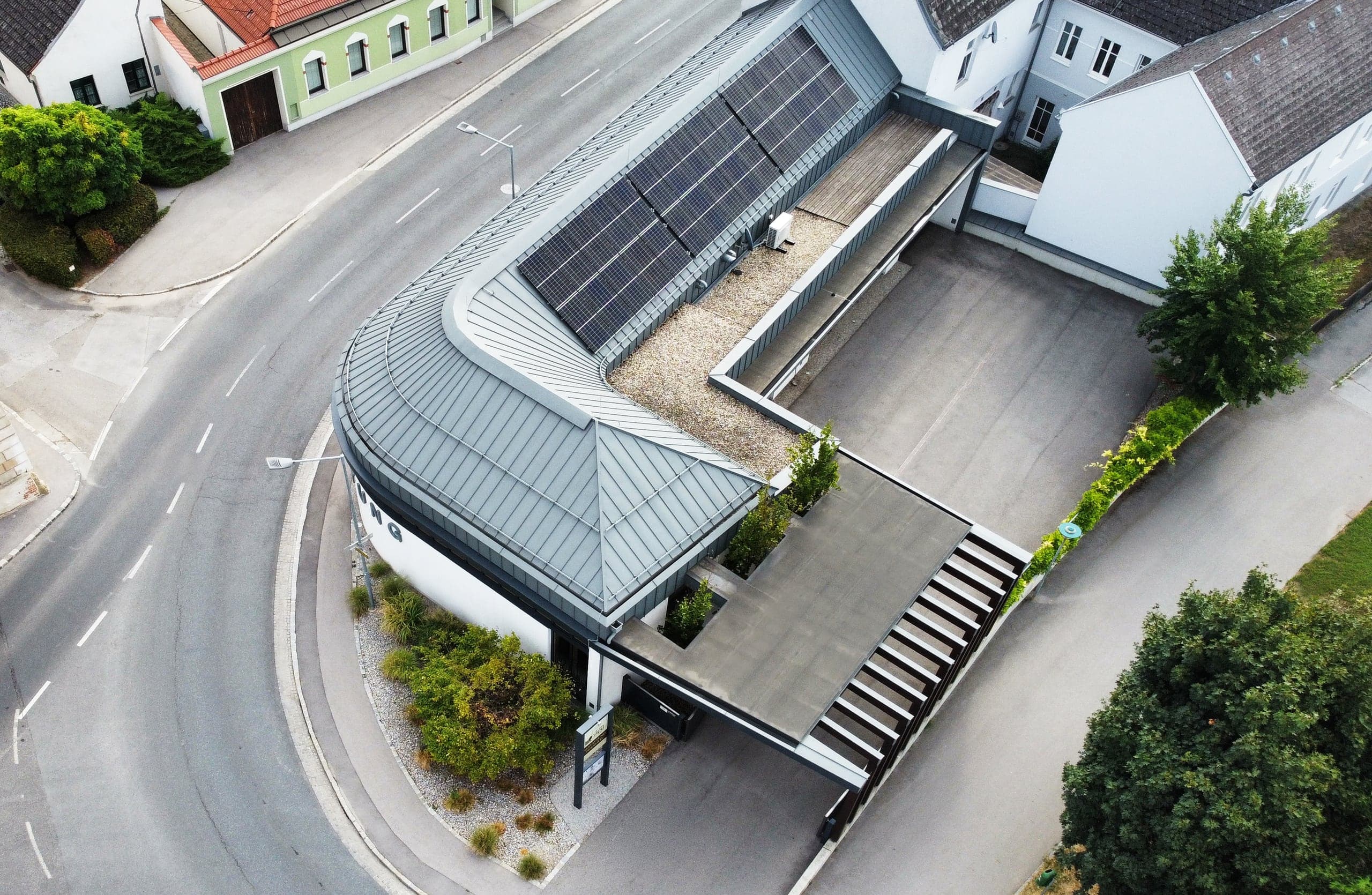 Luftbild des Firmengebäudes mit Innenhof und Eingang