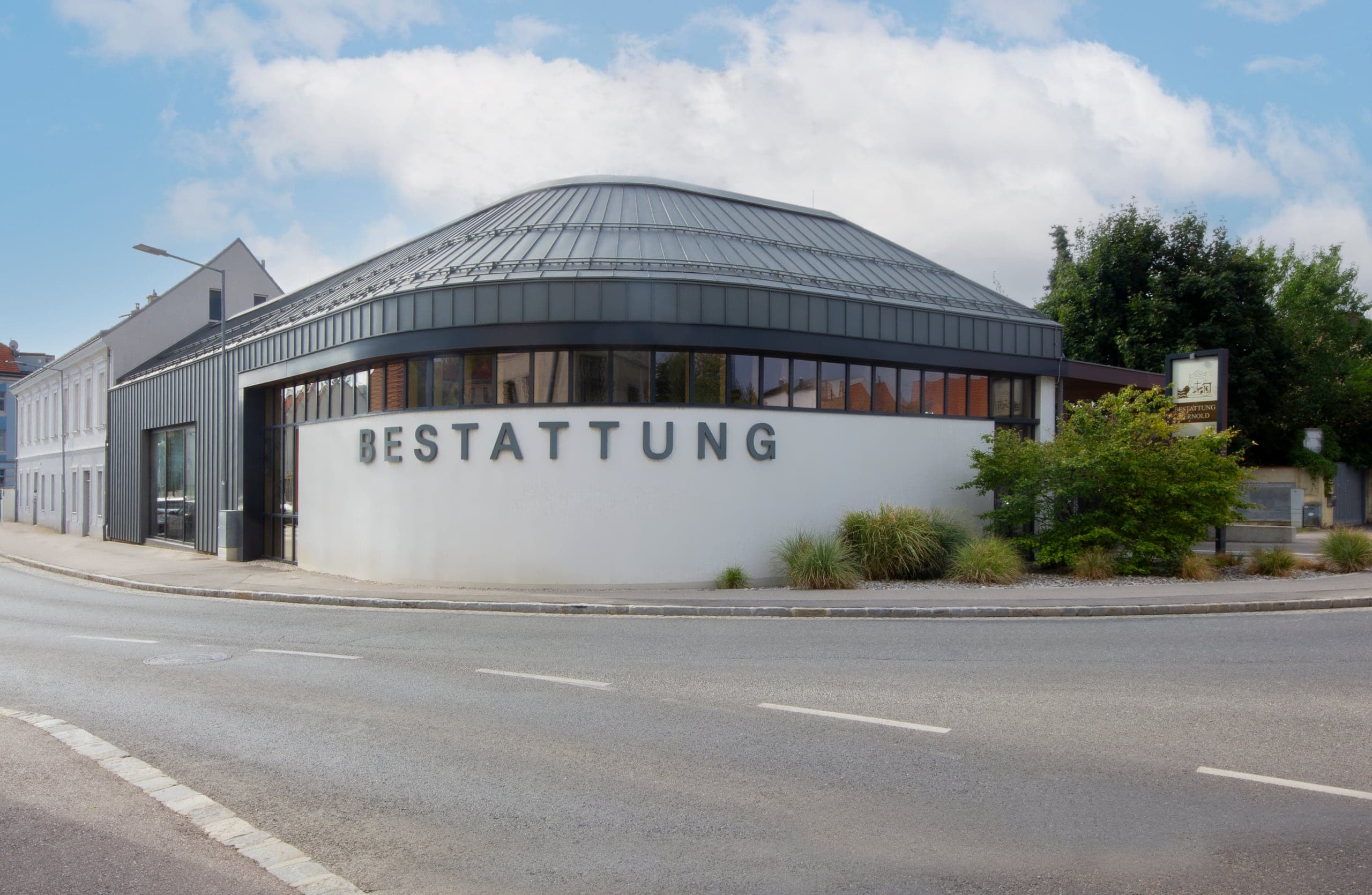 Firmengebäude der Bestattung Pernold in Mistelbach bei Tag
